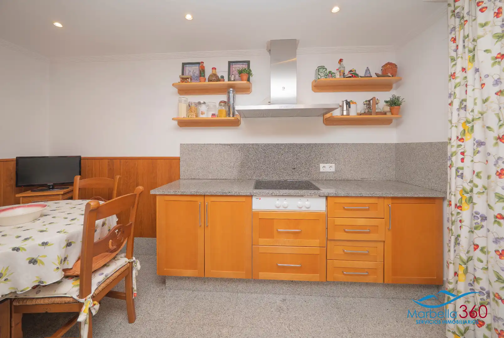 Cocina de Casa adosada en venta en Marbella con Aire acondicionado, Calefacción y Jardín privado