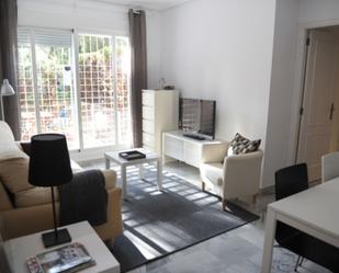 Sala d'estar de Apartament de lloguer en Tomares amb Aire condicionat, Jardí privat i Parquet