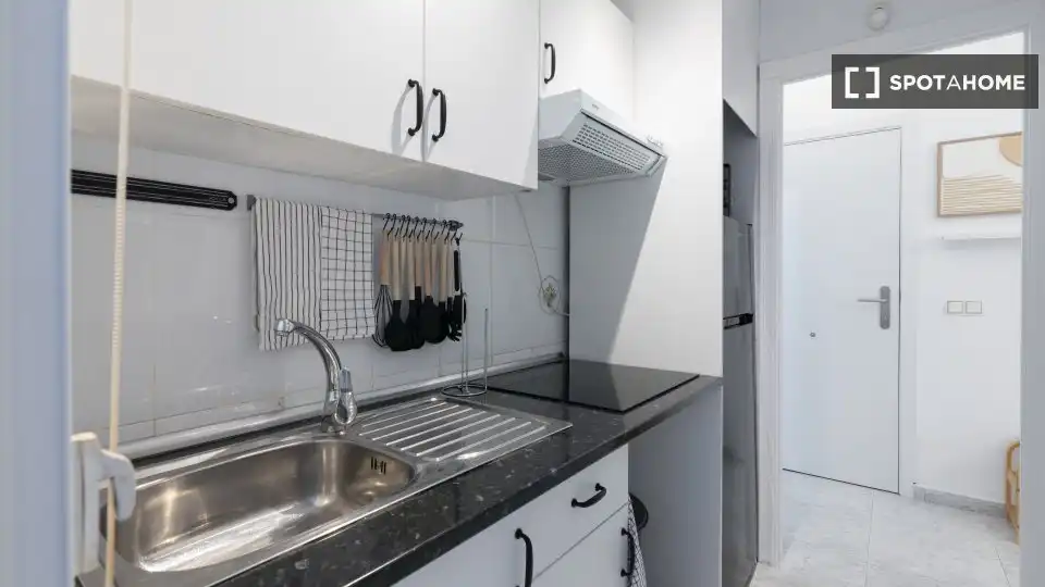 Cocina de Estudio para compartir en Torrevieja con Aire acondicionado, Terraza y Amueblado