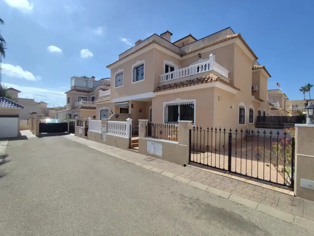 Maison jumelée avec terrasse à vendre à Orihuela Costa