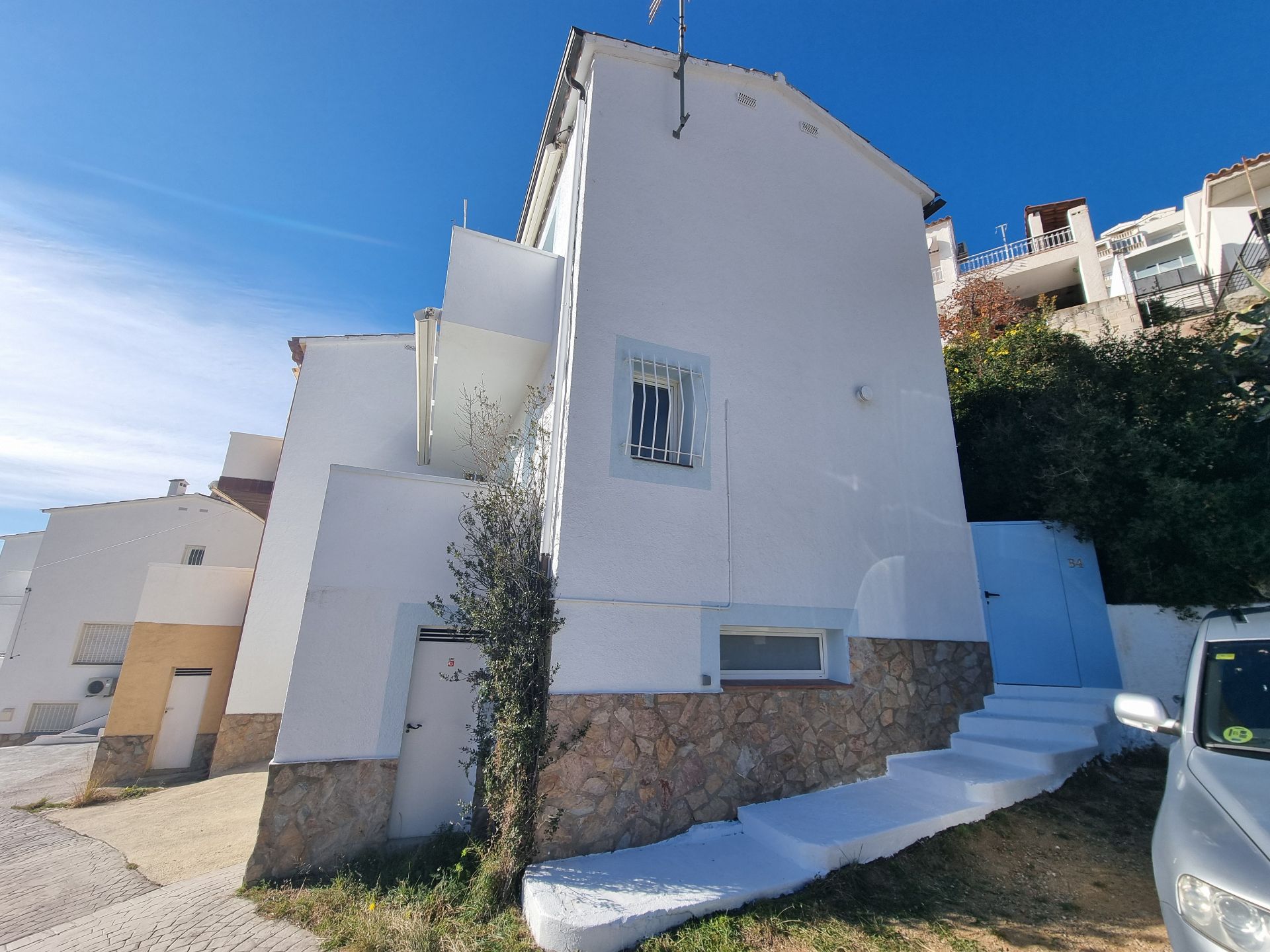 Vista exterior de Casa adosada en venda en Roses amb Aire condicionat, Calefacció i Jardí privat