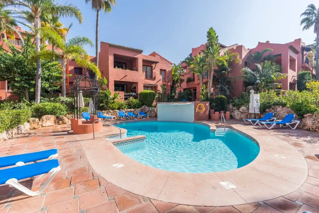 Piscina de Àtic en venda en Marbella amb Aire condicionat, Terrassa i Moblat