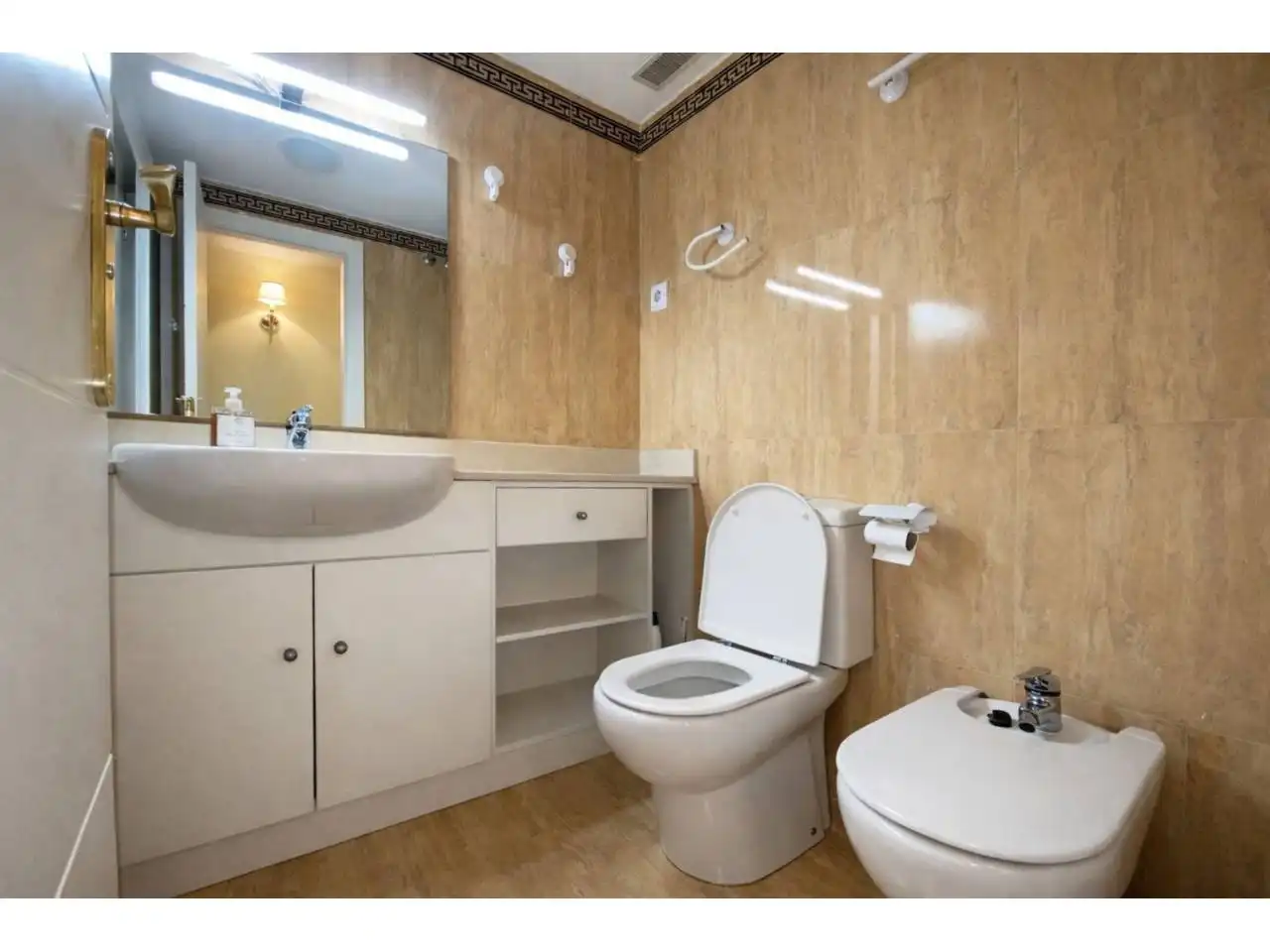 Bathroom of Flat for sale in Madrid  with Air Conditioner, Heating and Storage room