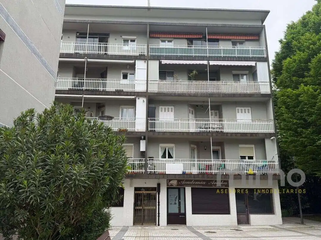 Vista exterior de Piso en venta en Irun  con Calefacción y Balcón