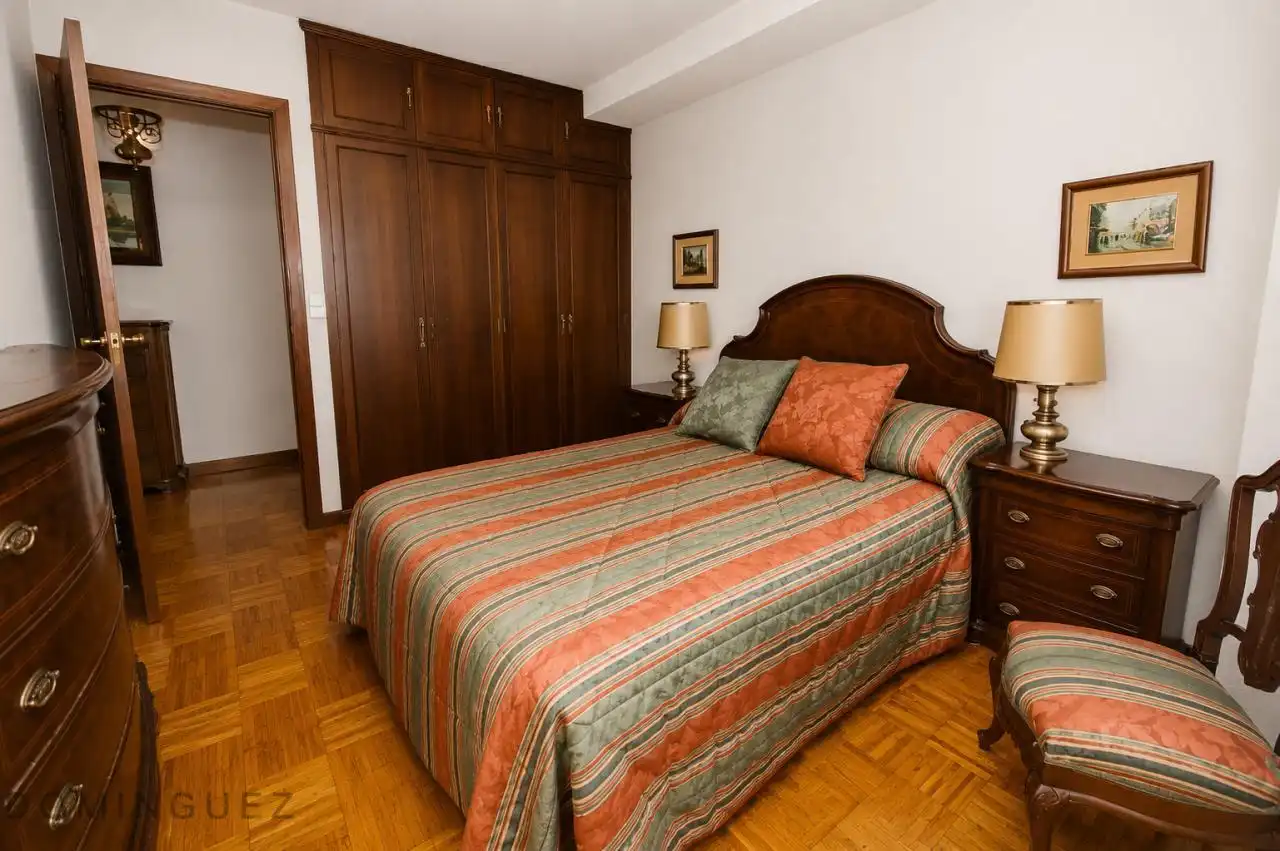 Dormitori de Pis en venda en Vigo  amb Calefacció, Parquet i Traster