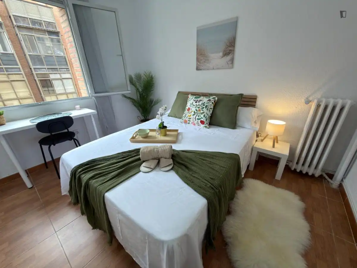 Bedroom of Apartments for share in Madrid  with Heating, Furnished and Washing machine