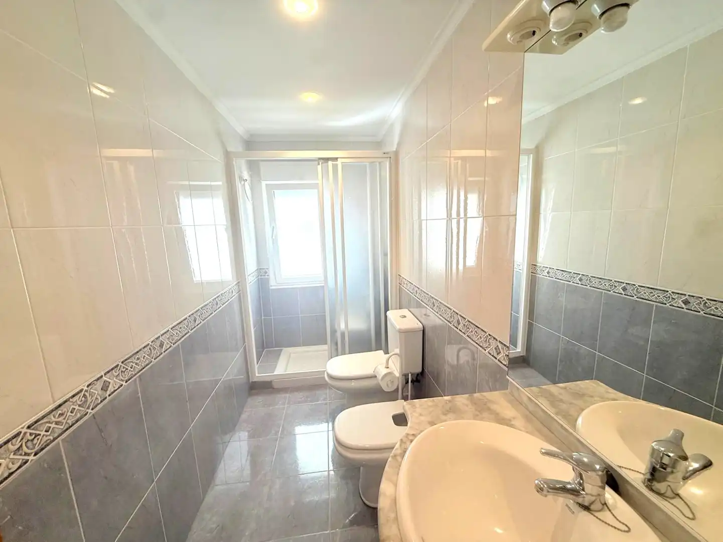 Baño de Piso en venta en Avilés con Calefacción, Terraza y Amueblado