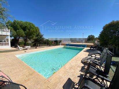 Swimming pool of House or chalet for sale in El Viso de San Juan  with Heating, Private garden and Storage room