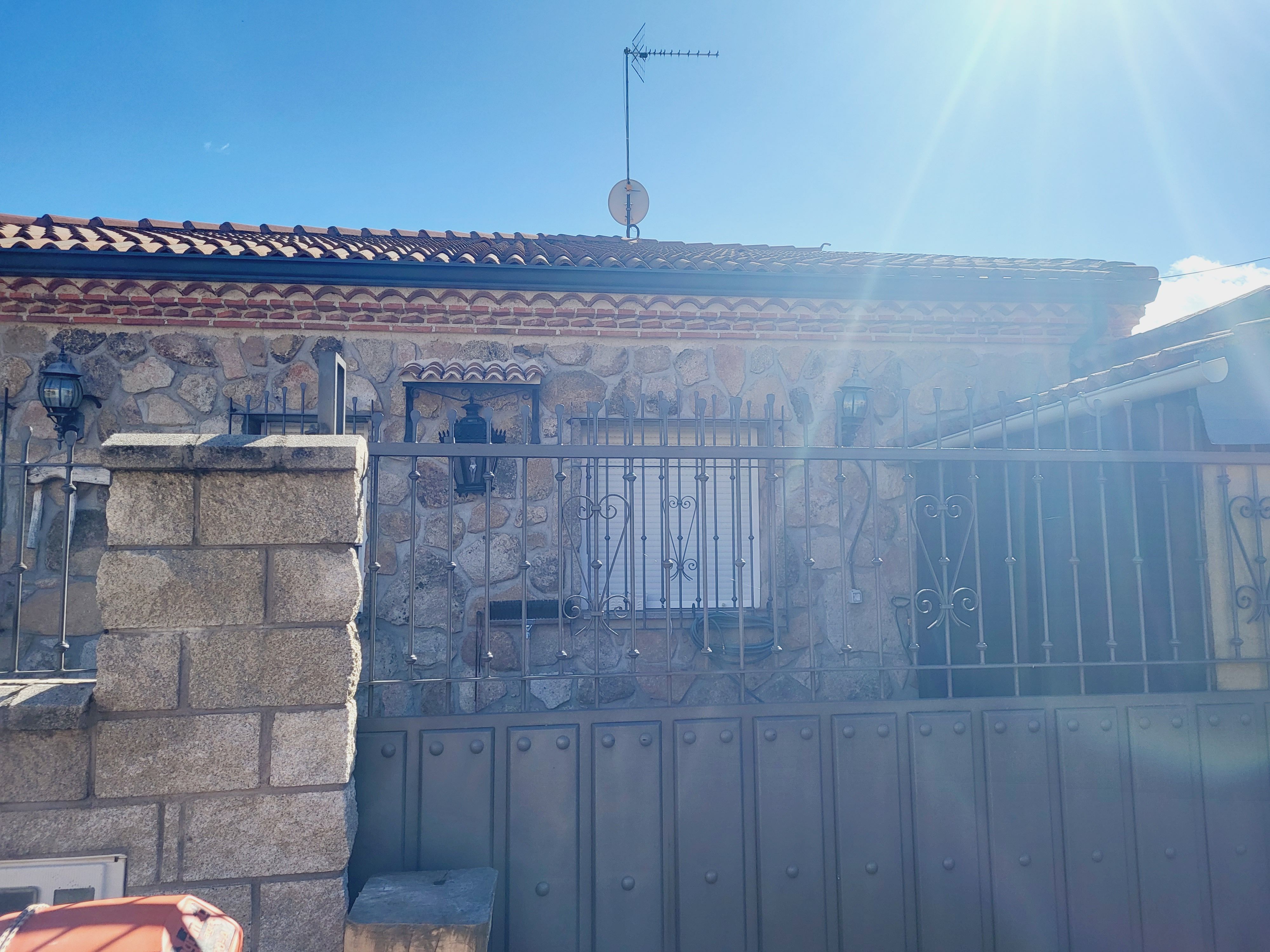Exterior view of House or chalet for sale in Navaluenga  with Private garden, Terrace and Storage room