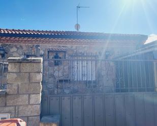 Vista exterior de Casa o xalet en venda en Navaluenga amb Jardí privat, Terrassa i Traster