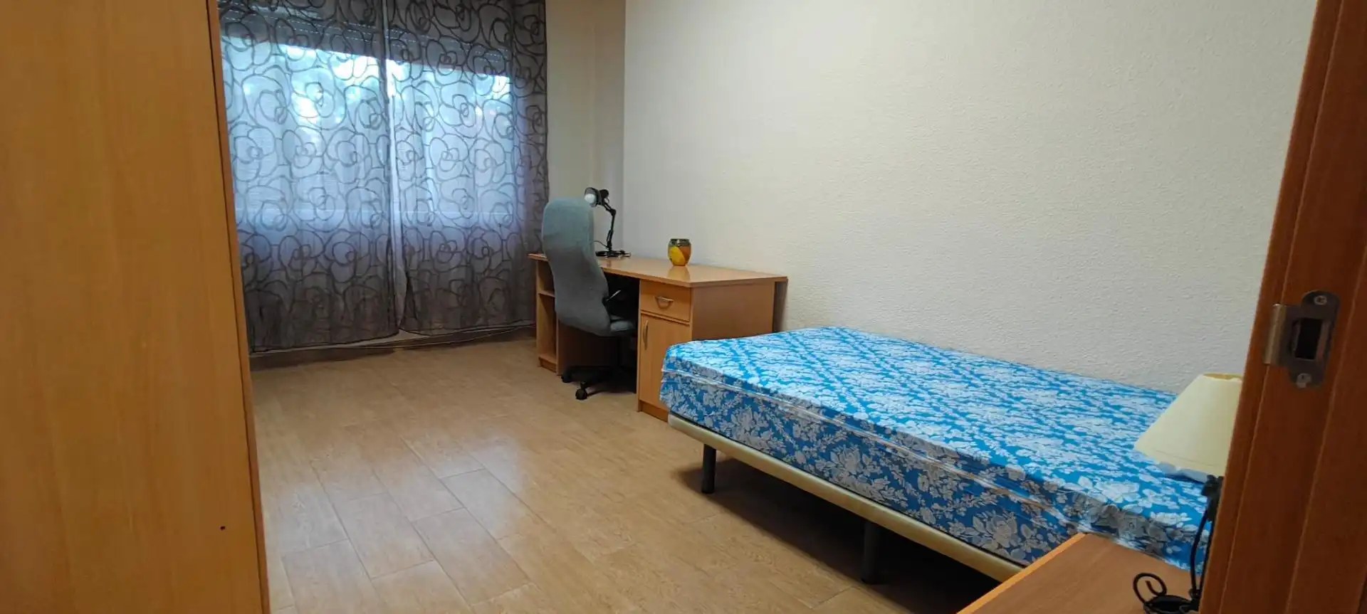 Habitación de Piso para compartir en Granada con Amueblado y Balcón