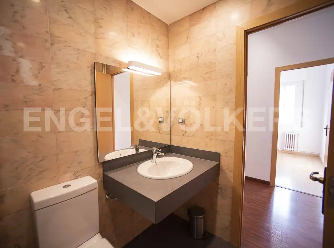 Bathroom of Flat for rent in Barcelona  with Air Conditioner, Heating and Parquet flooring