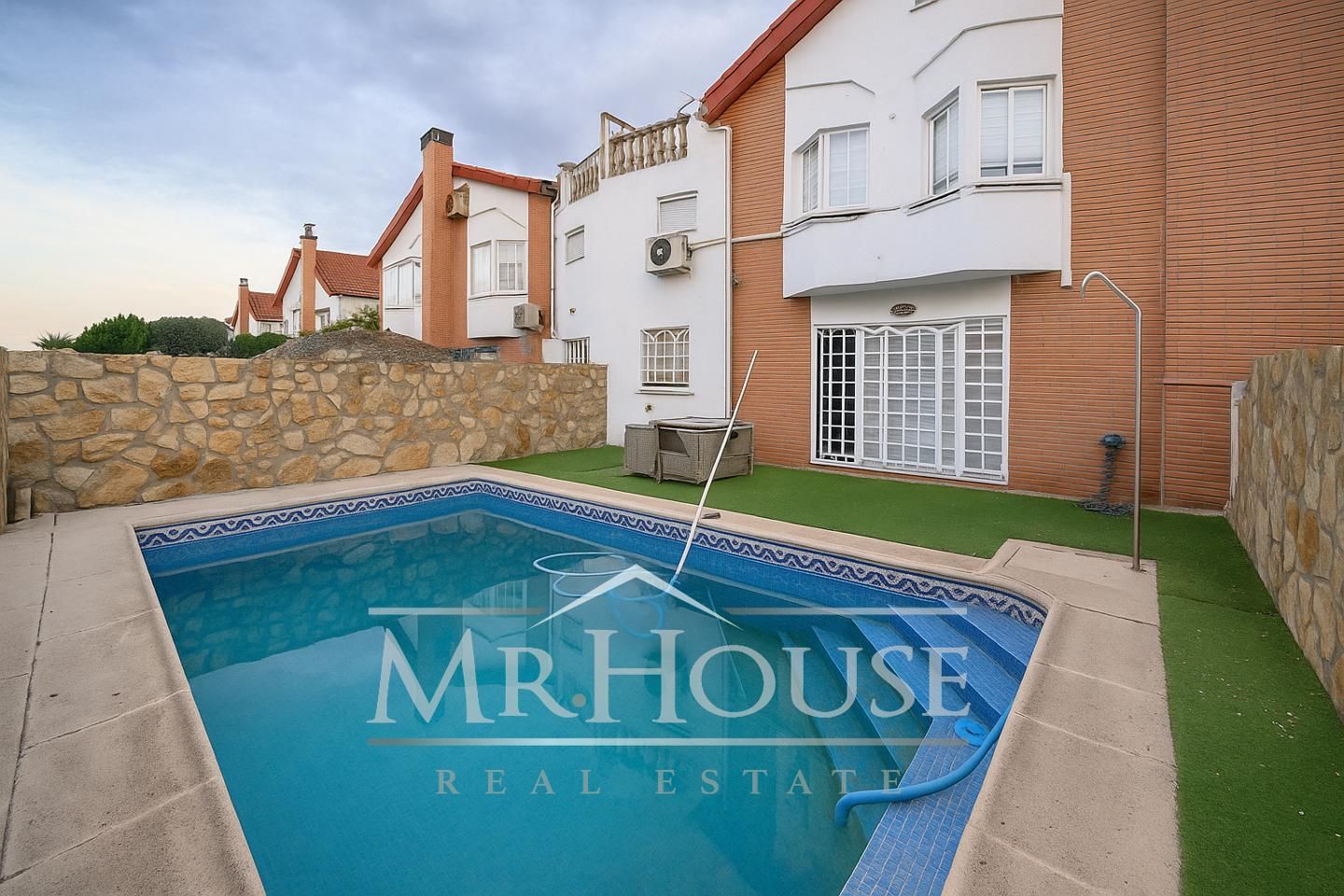 Exterior view of Single-family semi-detached for sale in Torrejón de la Calzada  with Air Conditioner, Heating and Private garden