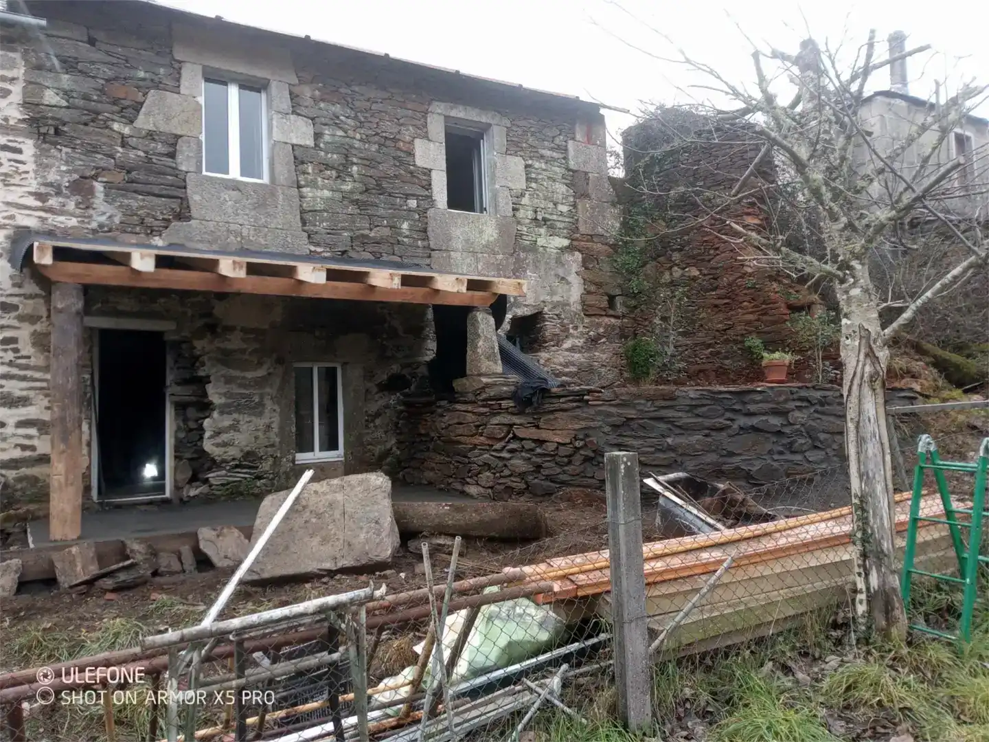Vista exterior de Casa adosada en venda en Boborás amb Jardí privat, Traster i Moblat