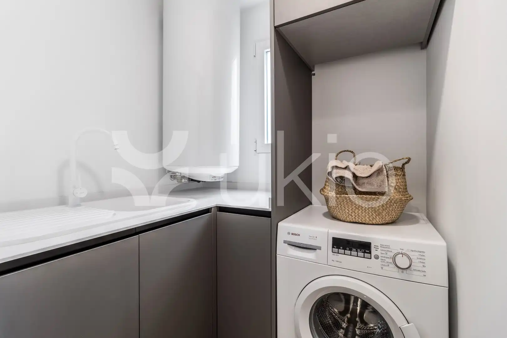 Dormitori de Apartament de lloguer en Madrid amb Aire condicionat, Moblat i Forn