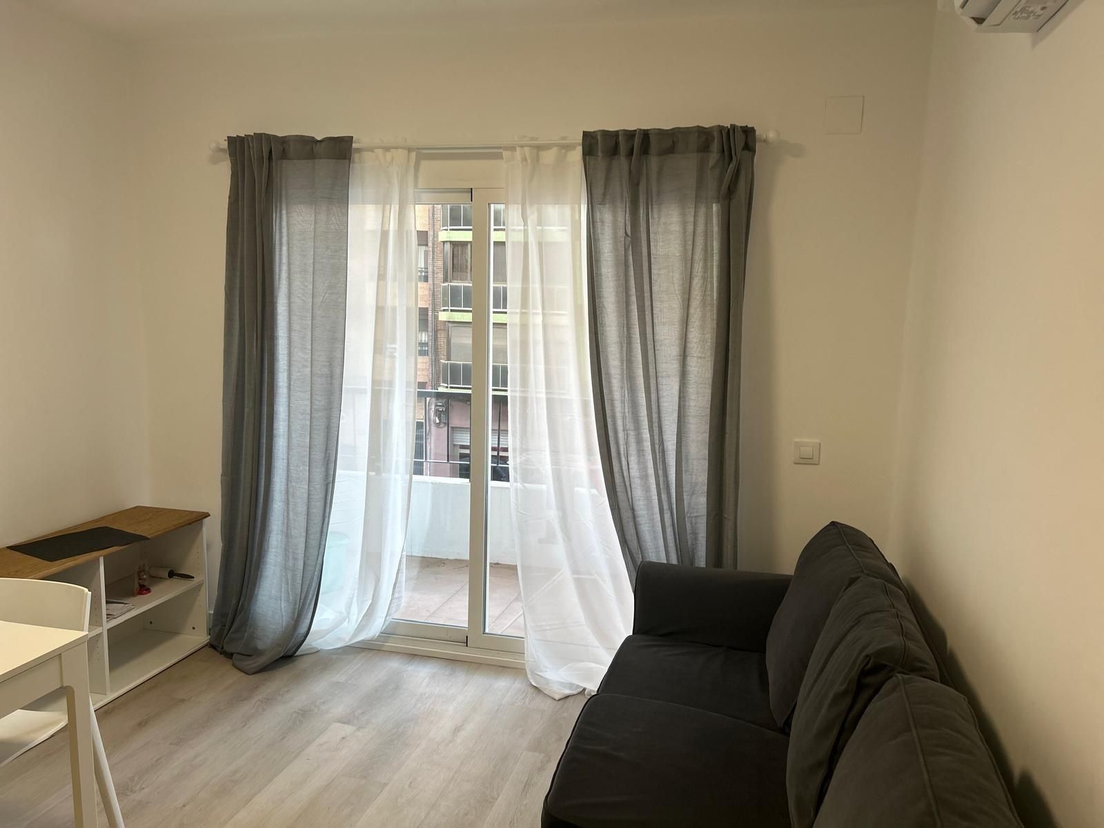 Sala d'estar de Pis de lloguer en  Valencia Capital amb Parquet i Balcó