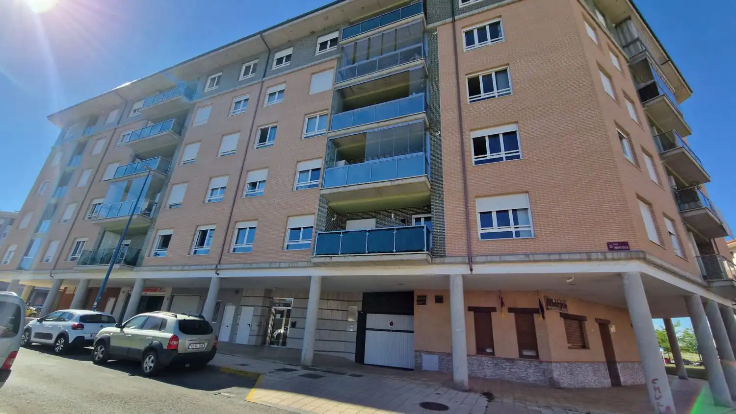 Außenansicht von Wohnung zum Verkauf in León Capital  mit Heizung, Parkett und Terrasse