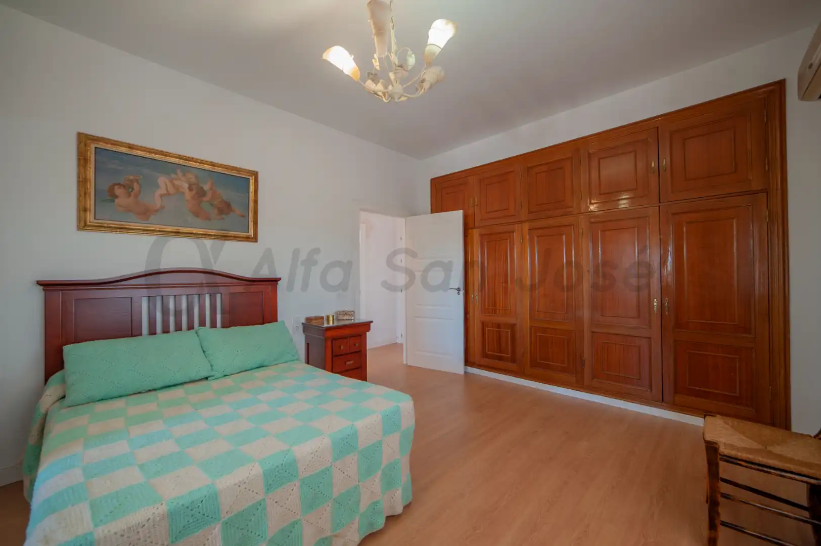 Dormitori de Casa o xalet en venda en La Rinconada amb Aire condicionat, Jardí privat i Piscina