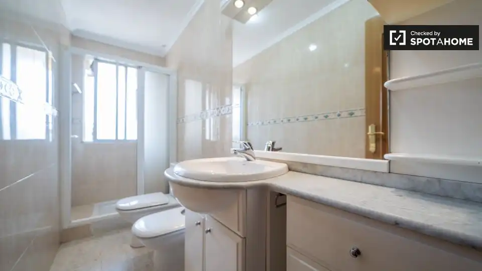 Baño de Piso de alquiler en Valencia con Aire acondicionado, Calefacción y Amueblado