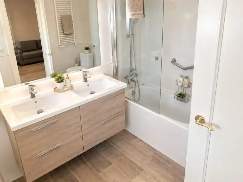 Baño de Dúplex de alquiler en Algeciras con Aire acondicionado, Parquet y Amueblado