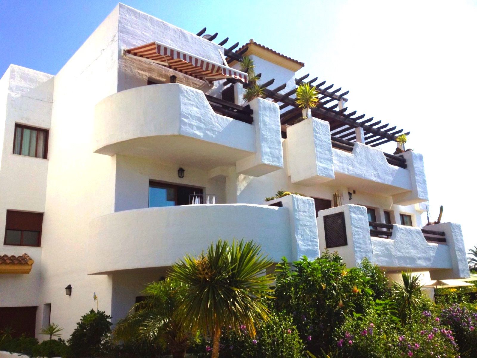 Vista exterior de Apartamento en venta en Estepona con Terraza, Trastero y Piscina