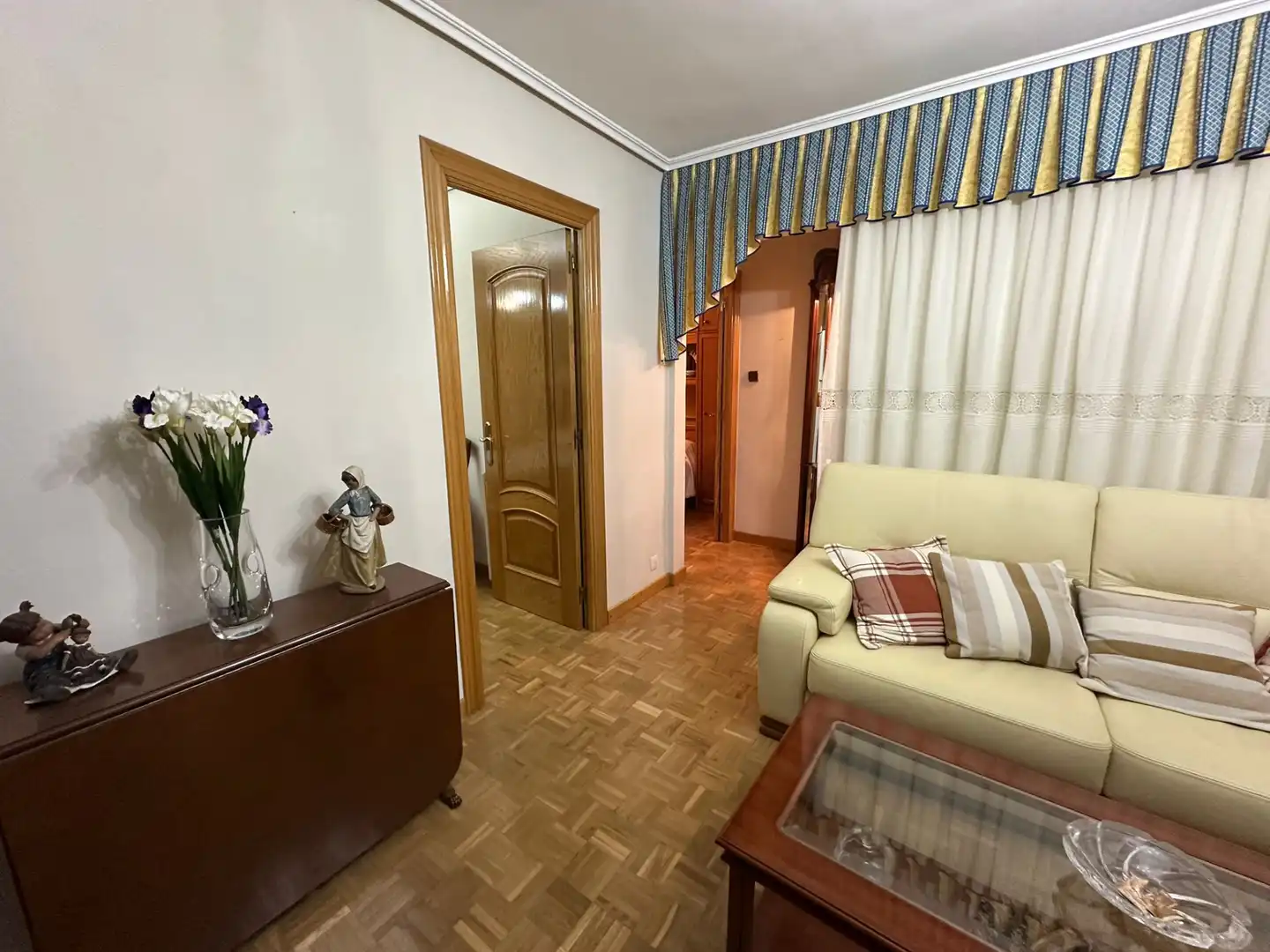 Sala d'estar de Pis en venda en Valladolid amb Calefacció, Parquet i Moblat