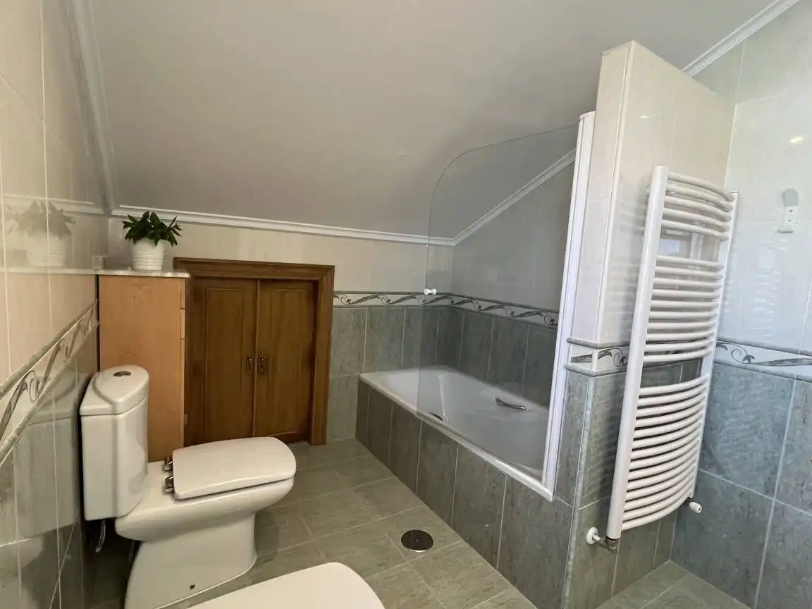 Baño de Finca rústica de alquiler en Baiona con Jardín privado, Terraza y Piscina