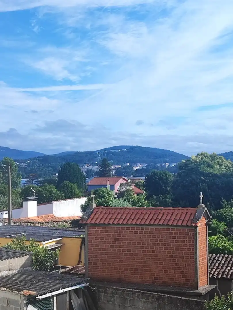 Vista exterior de Casa adosada en venda en Boiro amb Terrassa, Moblat i Balcó