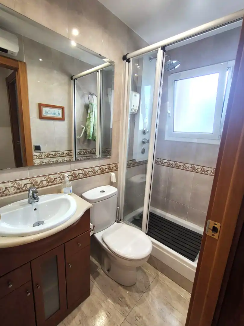 Bathroom of Flat for sale in Santa Coloma de Gramenet  with Air Conditioner, Balcony and Alarm