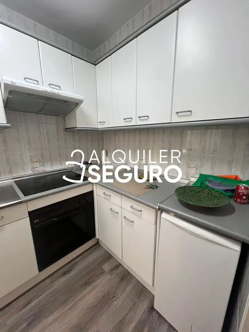 Cuina de Pis de lloguer en Madrid amb Aire condicionat, Calefacció i Moblat