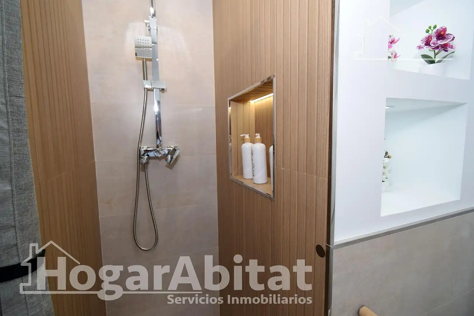 Bathroom of Attic for sale in Picassent  with Parquet flooring, Terrace and Furnished