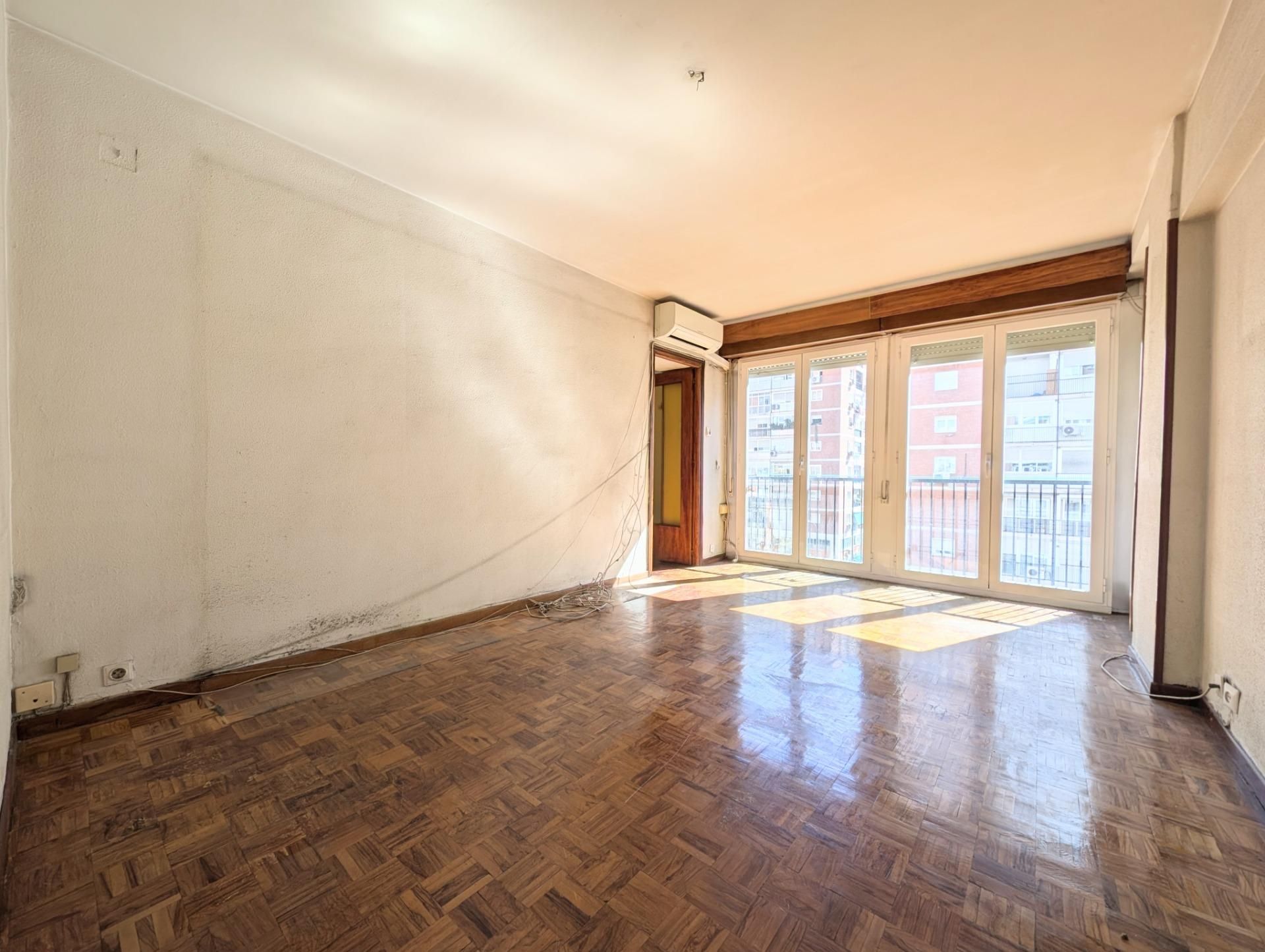 Living room of Flat for sale in  Madrid Capital  with Air Conditioner, Heating and Parquet flooring