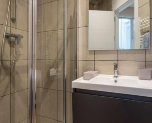 Bathroom of Study to share in  Madrid Capital  with Air Conditioner and Terrace