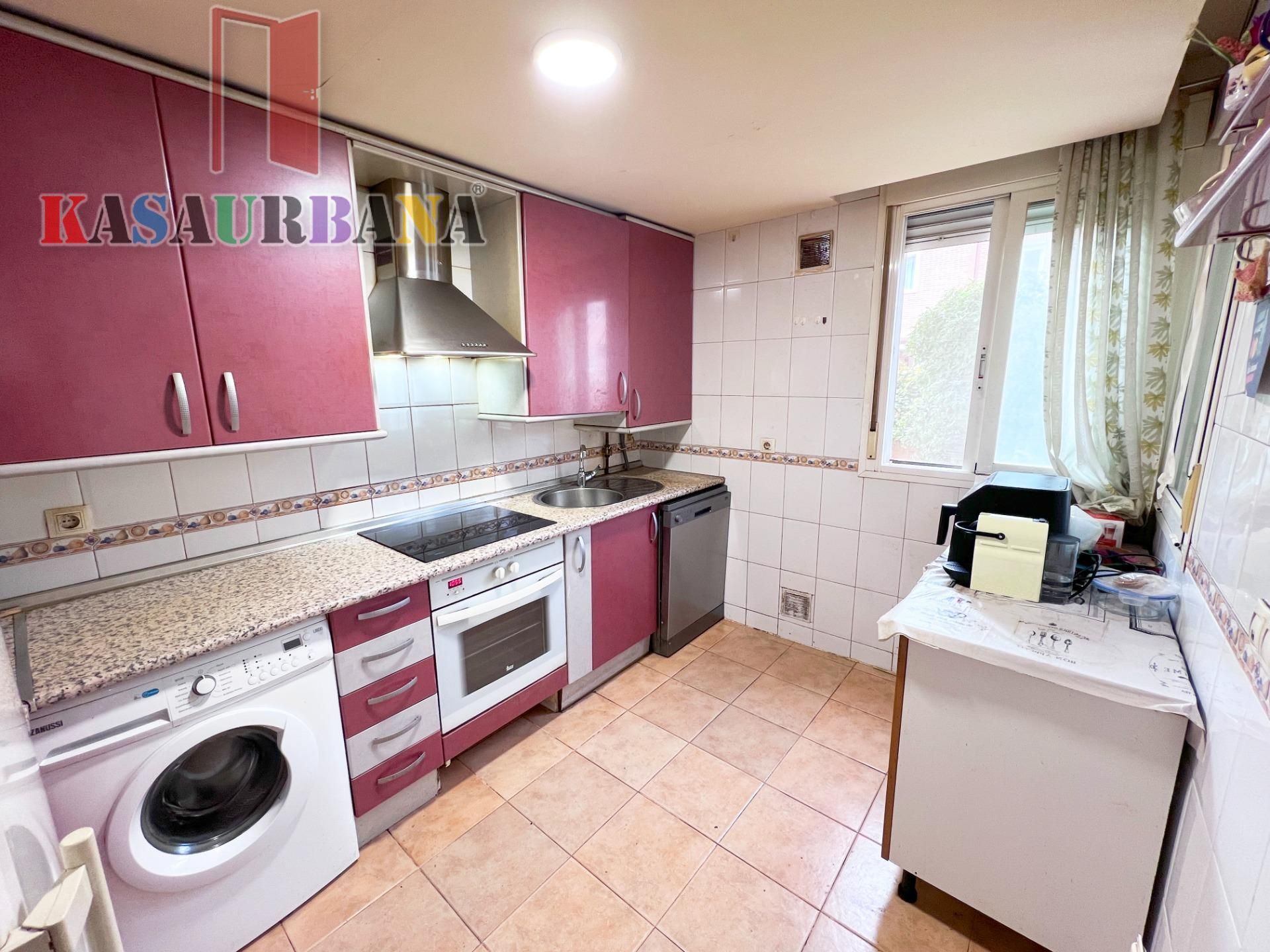 Cuina de Casa adosada en venda en Valdemoro amb Aire condicionat, Calefacció i Jardí privat