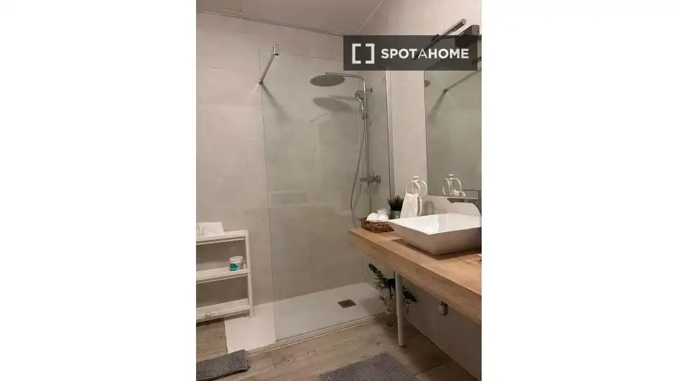 Baño de Apartamento para compartir en Madrid con Aire acondicionado, Calefacción y Terraza