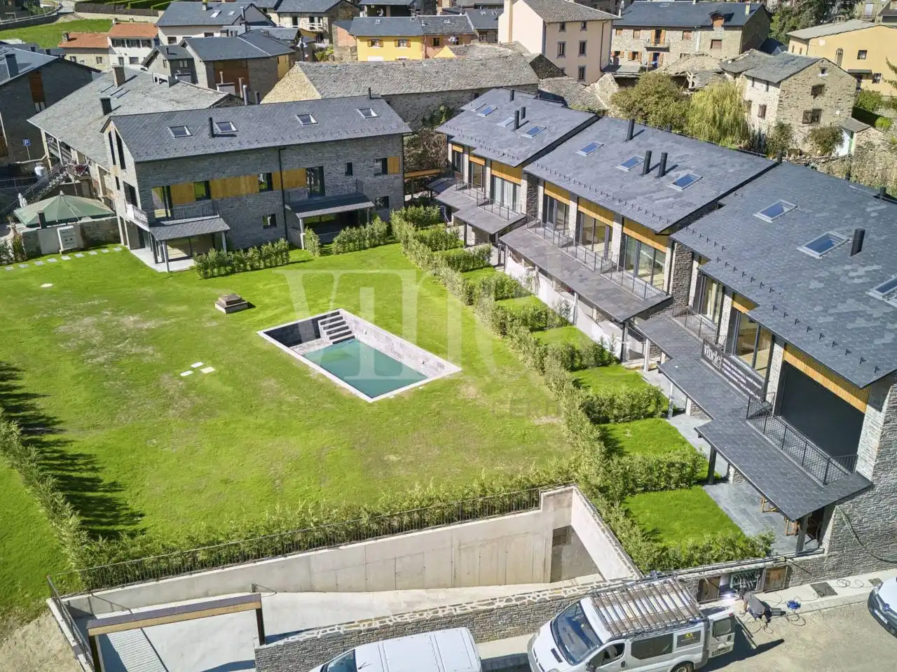 Vista exterior de Casa adosada en venta en Bolvir con Jardín privado, Parquet y Piscina comunitaria
