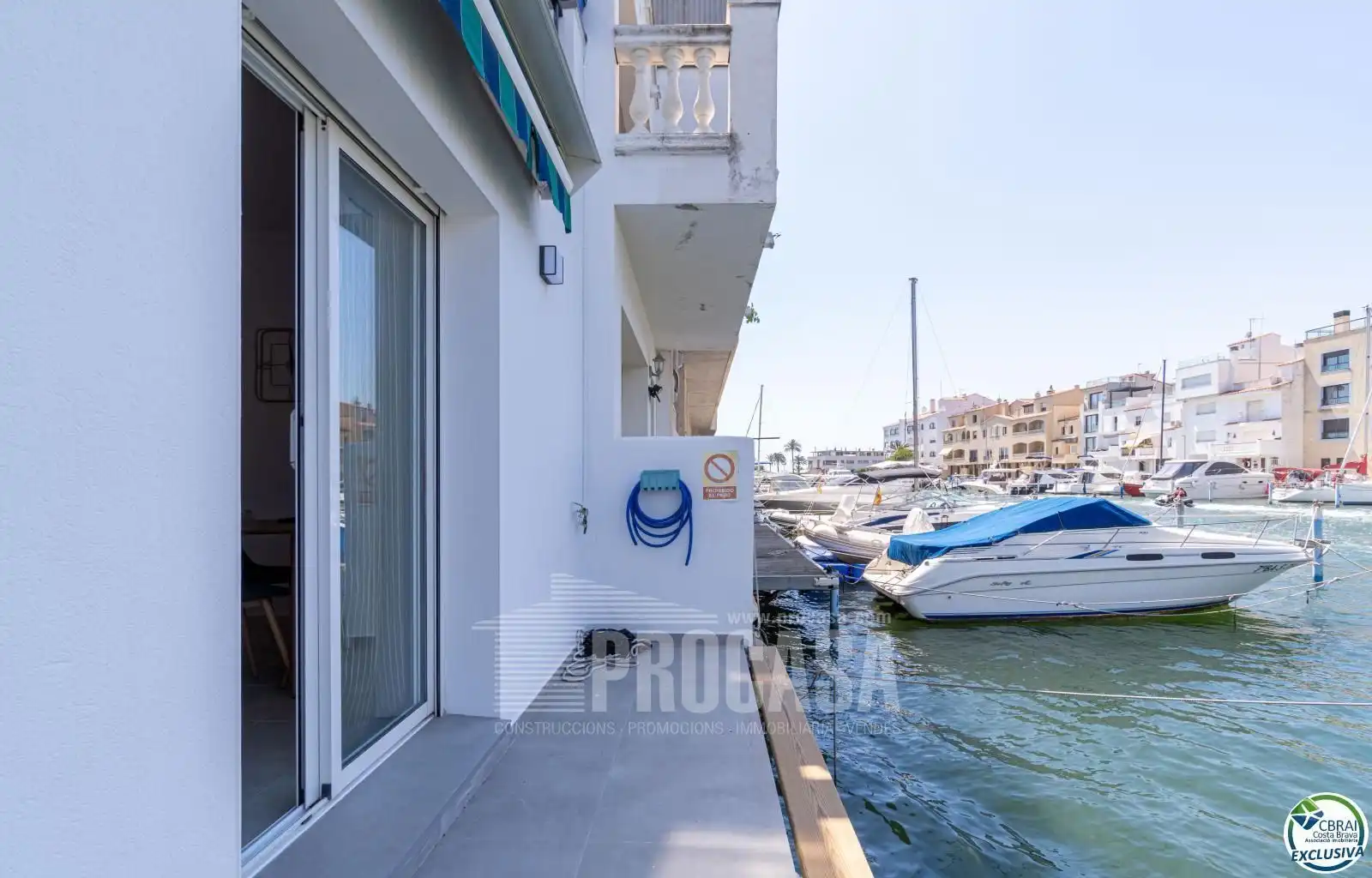 Vista exterior de Casa adosada en venda en Empuriabrava amb Aire condicionat, Calefacció i Traster
