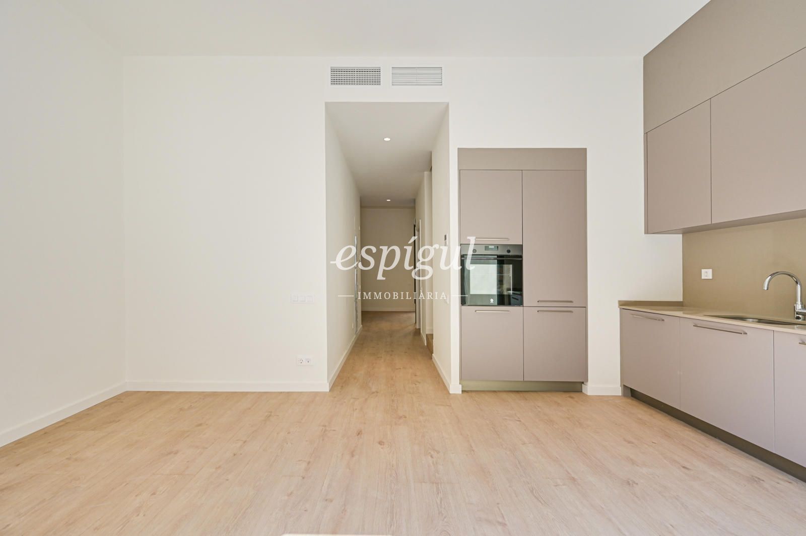 Cuina de Dúplex en venda en L'Hospitalet de Llobregat amb Aire condicionat, Calefacció i Jardí privat
