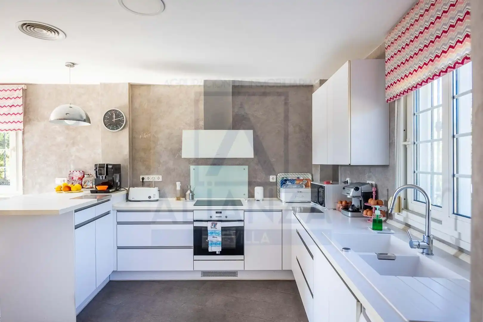 Kitchen of Houses for sale in Valencina de la Concepción  with Air Conditioner, Private garden and Community pool