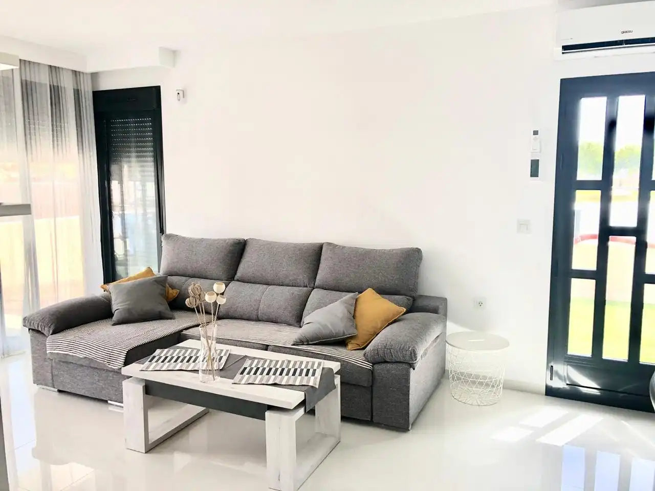 Wohnzimmer von Haus oder Chalet zur Miete in Pilar de la Horadada mit Klimaanlage, Terrasse und Schwimmbad
