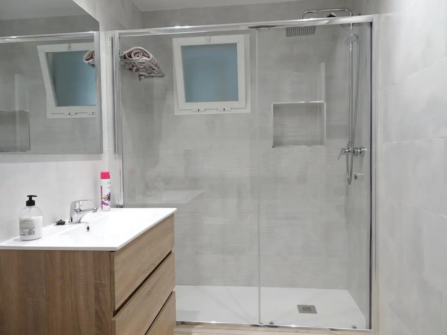 Badezimmer von Wohnung zur Miete in Málaga mit Klimaanlage, Privatgarten und Terrasse
