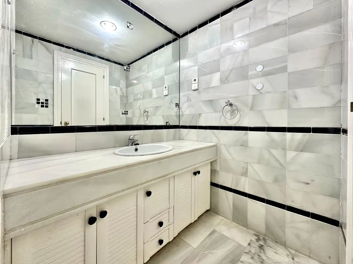 Badezimmer von Wohnungen zum Verkauf in Almuñécar mit Terrasse und Möbliert
