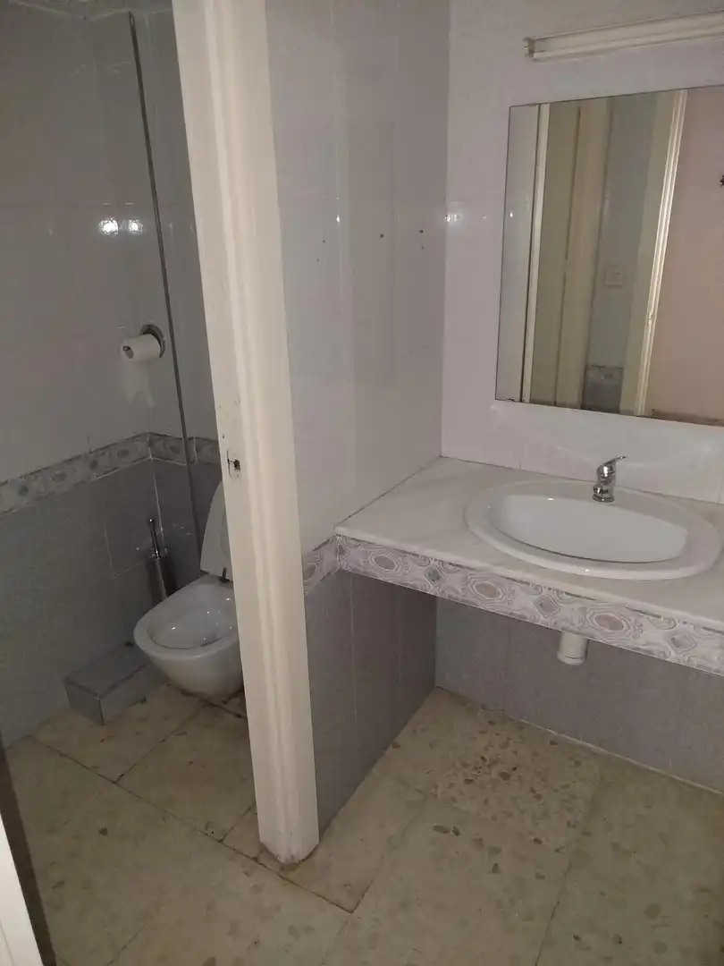 Baño de Local de alquiler en Cádiz con Aire acondicionado