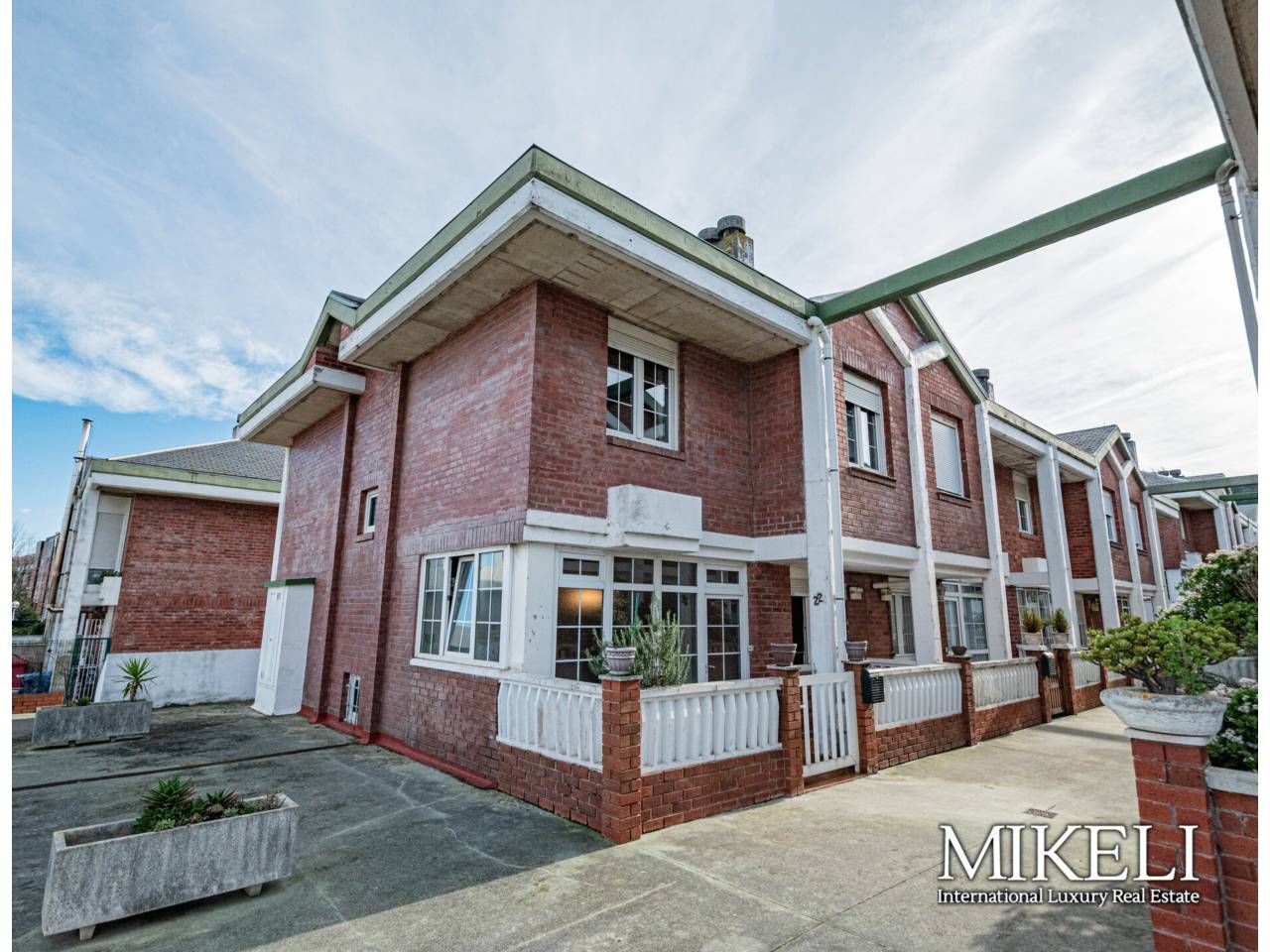 Vista exterior de Casa adosada en venda en Santander amb Calefacció i Terrassa