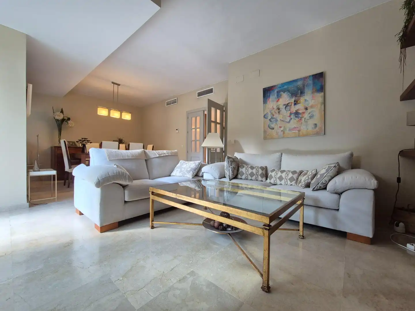 Sala de estar de Casa adosada de alquiler en Alcalá de Guadaira con Aire acondicionado, Calefacción y Jardín privado