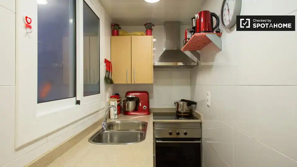 Cuina de Pis de lloguer en Barcelona amb Aire condicionat, Calefacció i Moblat