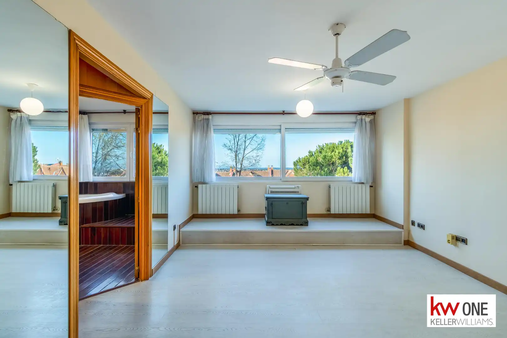 Sala de estar de Casa adosada de alquiler en Pozuelo de Alarcón con Aire acondicionado, Calefacción y Jardín privado