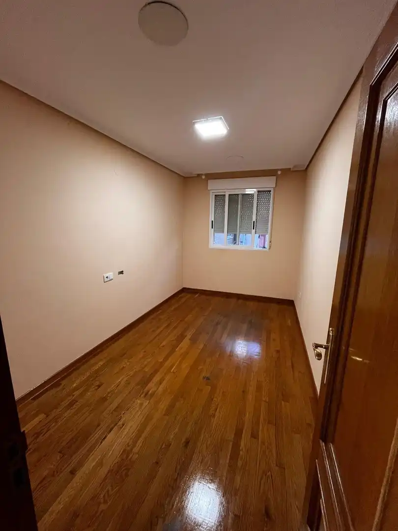 Schlafzimmer von Wohnung zur Miete in Ponferrada mit Heizung und Balkon