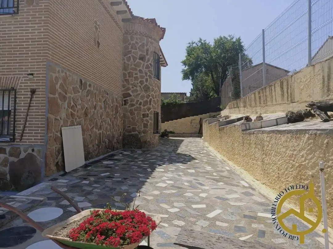 Vista exterior de Casa o xalet en venda en El Viso de San Juan amb Aire condicionat, Calefacció i Jardí privat