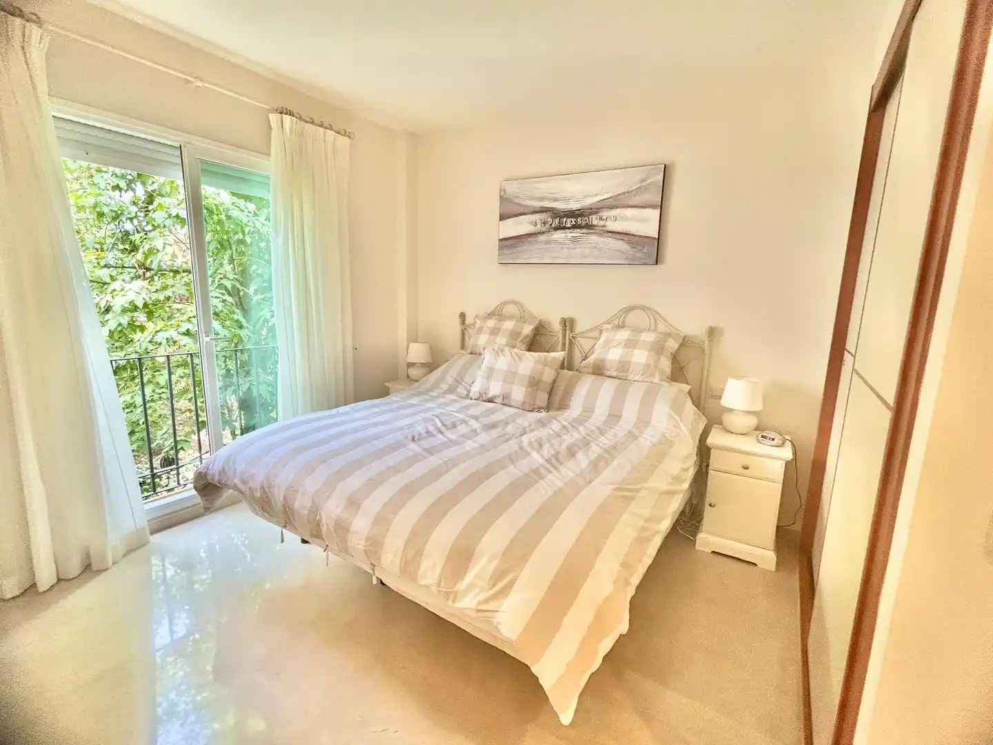 Schlafzimmer von Wohnungen zum Verkauf in Benahavís mit Klimaanlage, Terrasse und Abstellraum